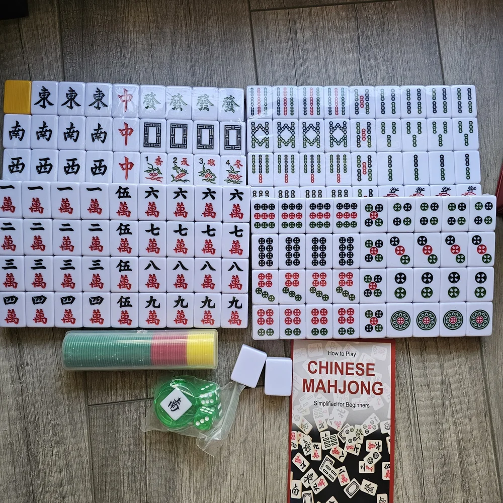 Red Mahjong Set with Green Accents - Picture 2 of 6
